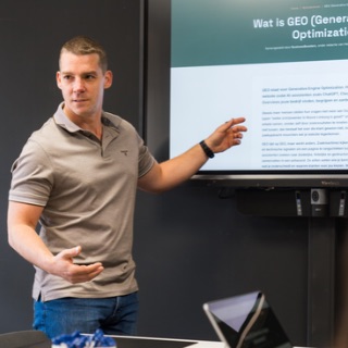 Bert Neels geeft een presentatie over GEO op het kantoor van BusinessBoosters in Lommel
