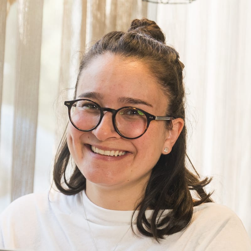 Heline Brouwers, Marketing Lead bij BusinessBoosters, lachend met bril op kantoor in Lommel