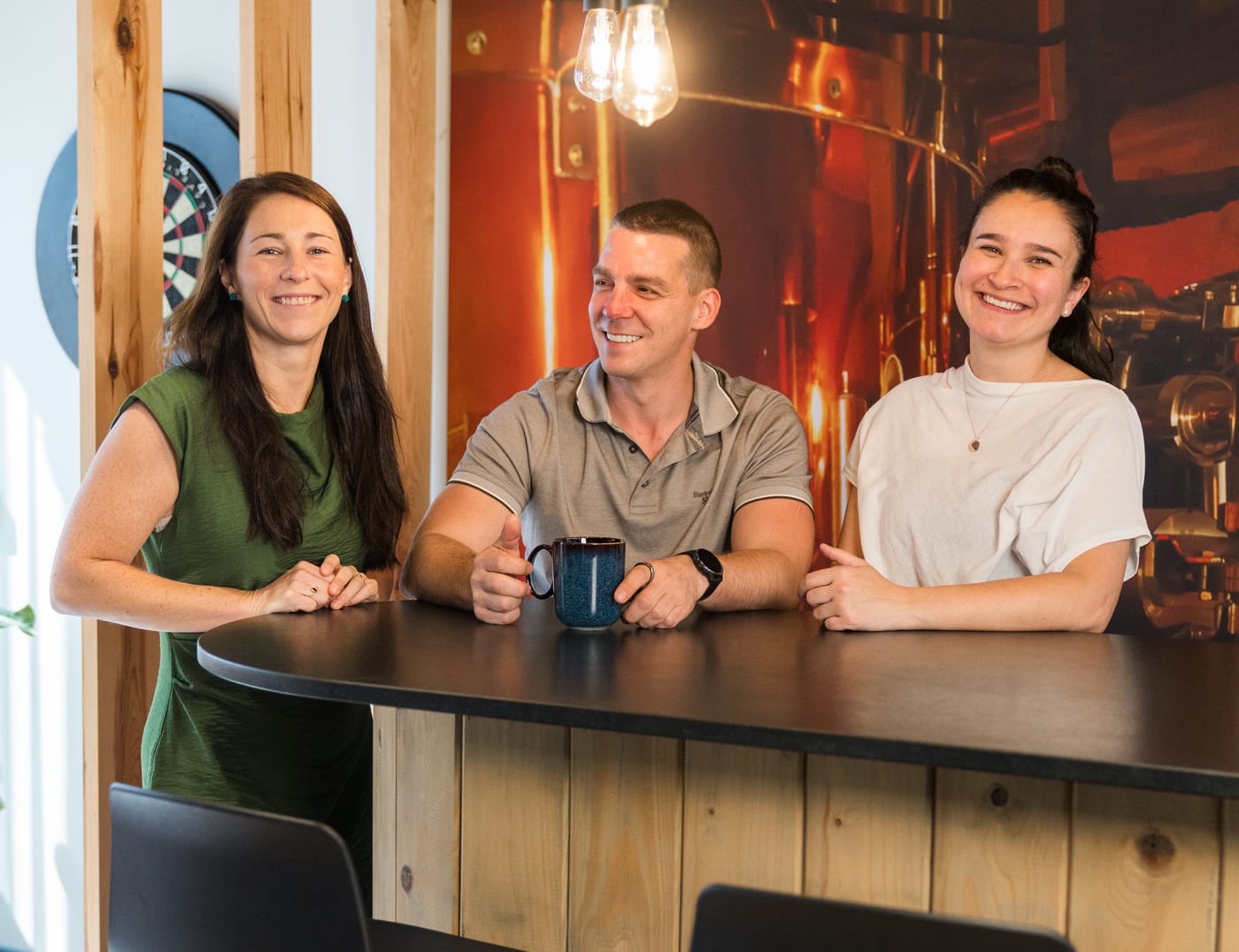 Wendy Alfers, Bert Neels en Heline Brouwers achter de toog op het kantoor van BusinessBoosters in Lommel