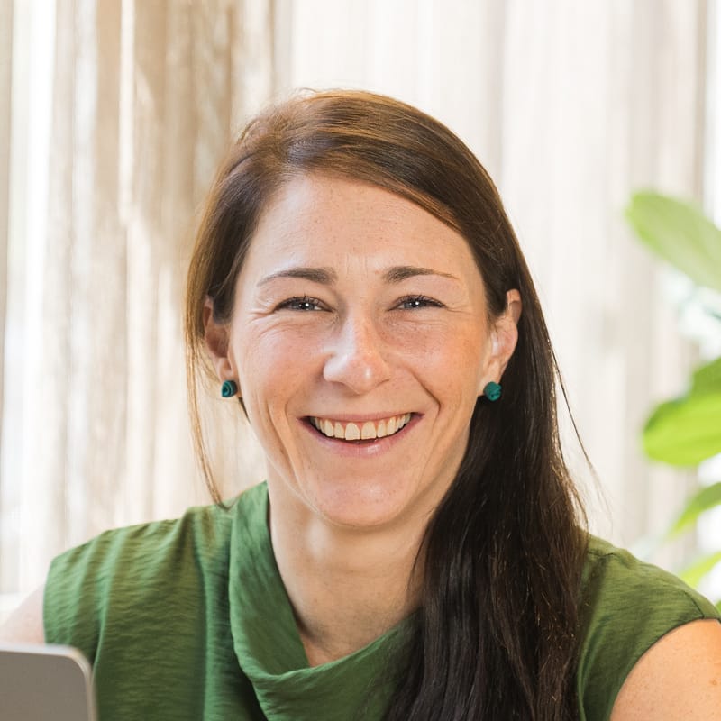 Wendy Alfers, Sales en Customer Relations bij BusinessBoosters, lachend op kantoor in Lommel